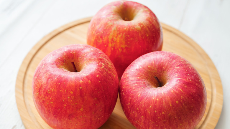 tray with three fuji apples