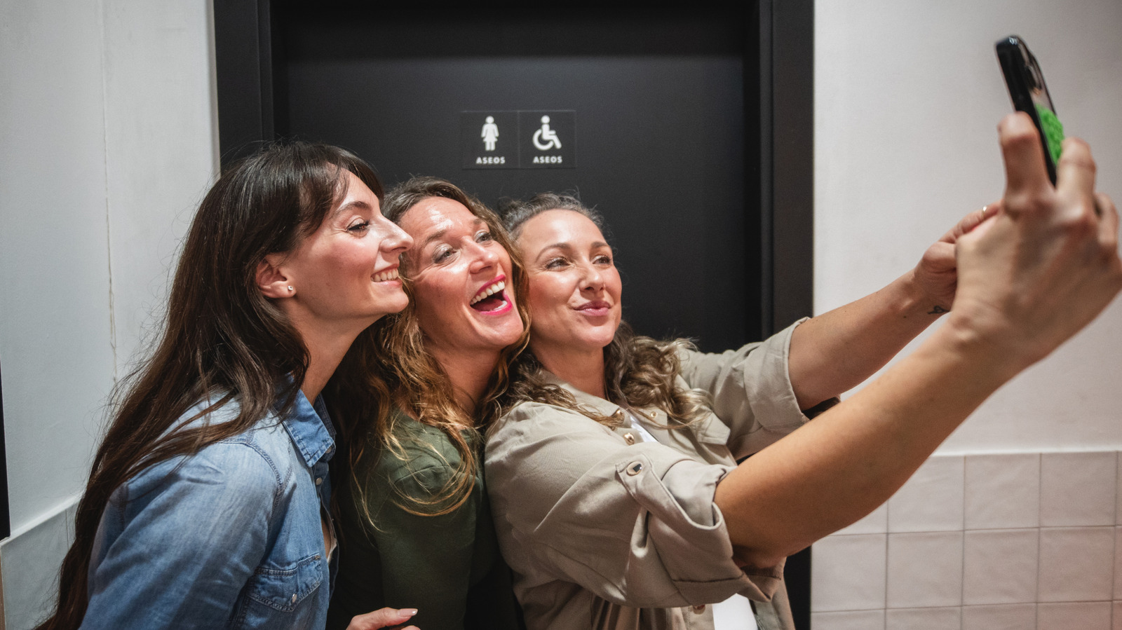 <a href="https://www.healthdigest.com/2214801/hygiene-public-restroom-mistakes-people-guilty-of-first-5-minutes/" target="_blank">5 Hygiene Public Restroom No-Nos People Are Guilty Of In The First 5 Minutes</a>