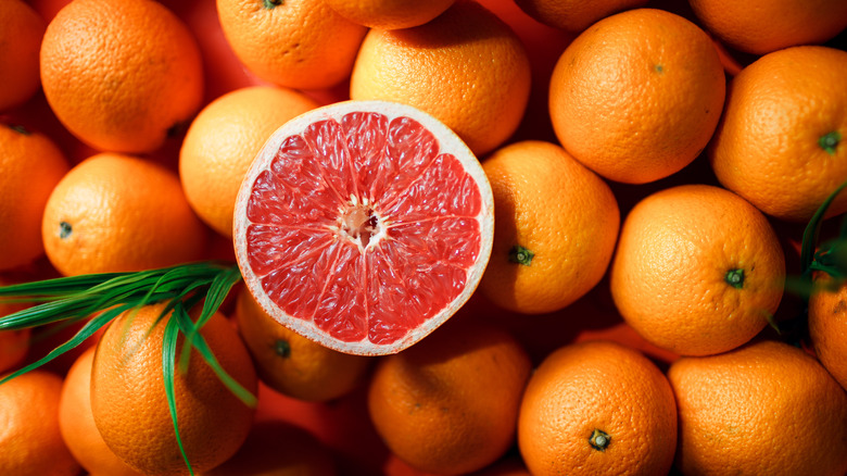 Many grapefruits piled together
