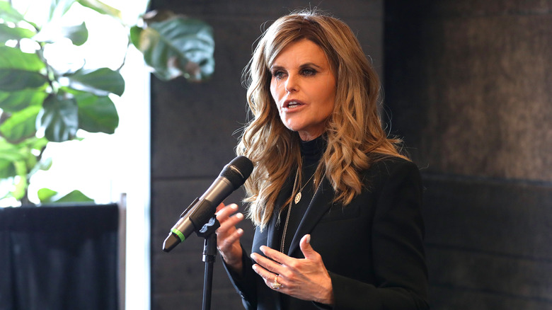 Maria Shriver speaks at a Women's Alzheimer's Movement event