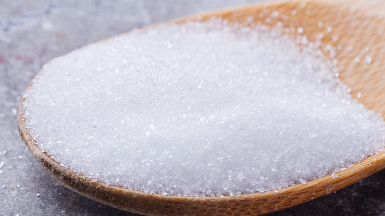 raw erythritol on a spoon