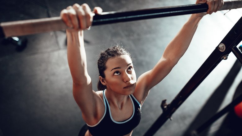 woman doing a pull-up