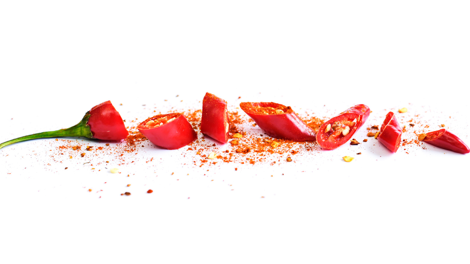 Посыпать красным перцем. Красный перец вид сверху. Посыпать красным перцем. Специи на белом фоне. Кайенский перец семена.