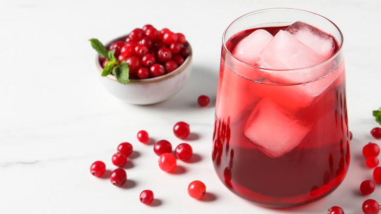 glass of cranberry juice and cranberries
