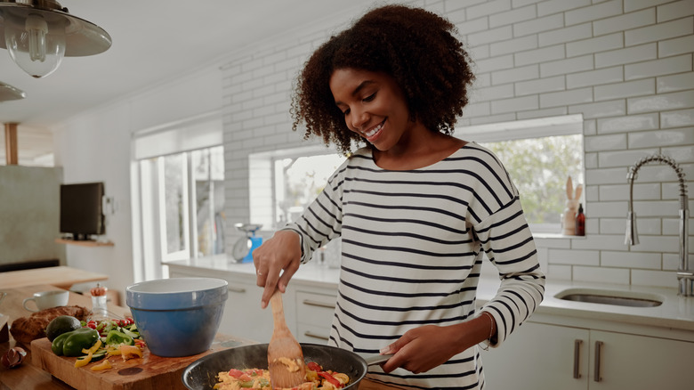 woman cooking a high-fiber stir fry with vegetables