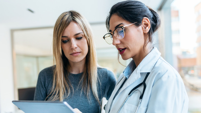 woman talking with her allergist