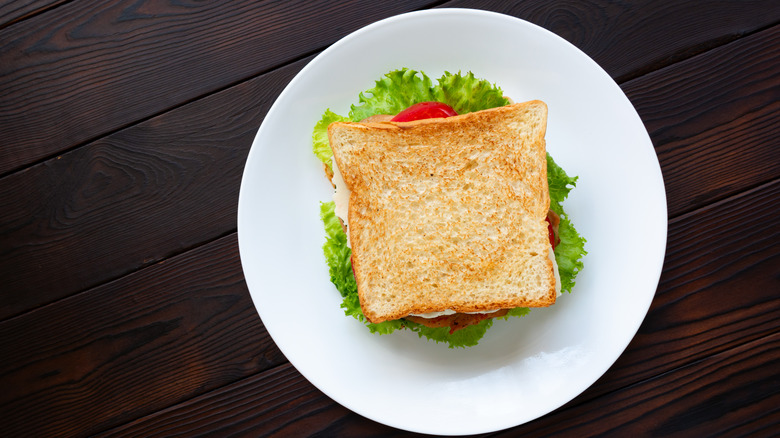 sandwich made with white bread