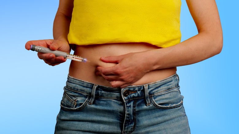 woman injecting insulin