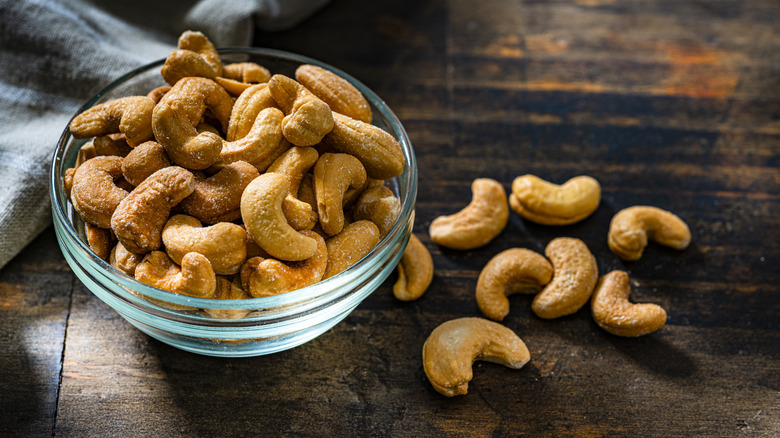bowl of cashew nuts