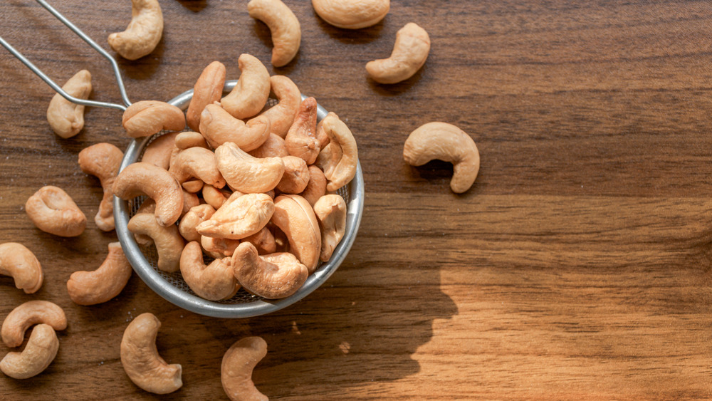 Tasty cashew nuts, a food that contains Magnesium.