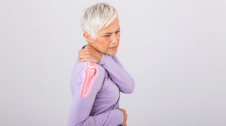 woman with shoulder pain