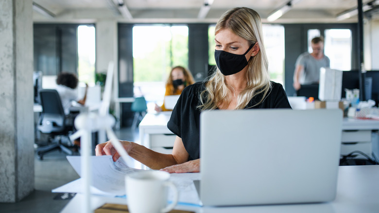 Woman wearing a face mask