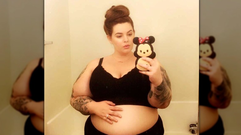 Tess Holliday taking a selfie of her baby bump