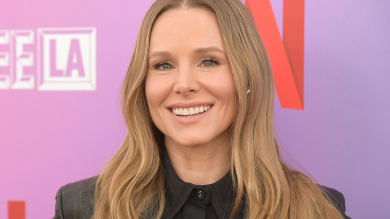 Kristen Bell poses for reporters at an entertainment event