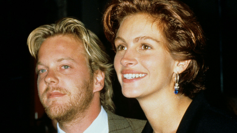 Kiefer Sutherland and Julia Roberts smiling for cameras