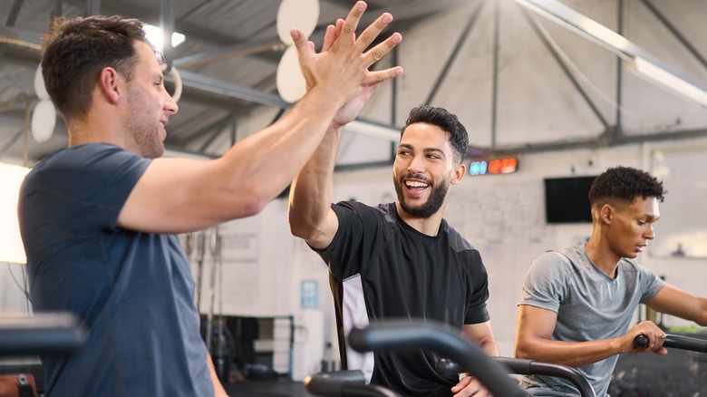 Men doing cardio at the gym