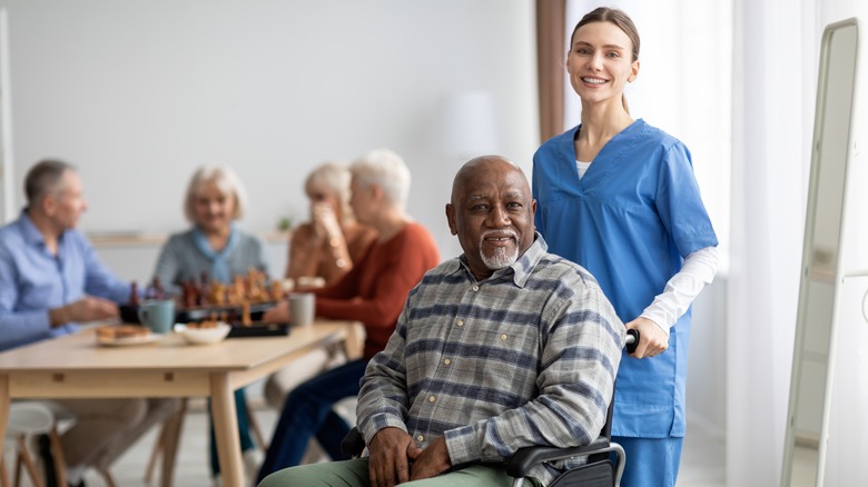 Nurse with seniors 