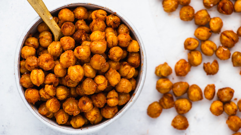 Crispy Roasted Chickpeas Recipe chickpeas in bowl 