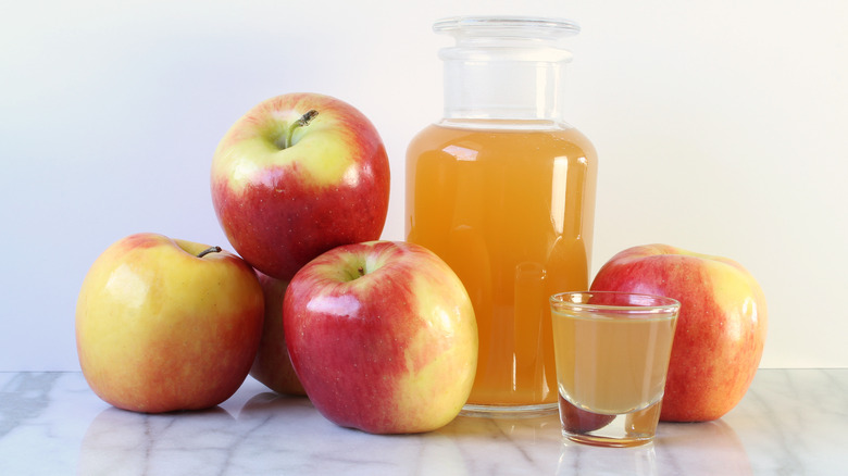 A jar of apple cider vinegar