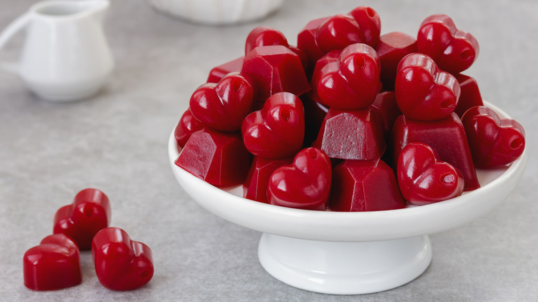 A bowl of cranberry gummies