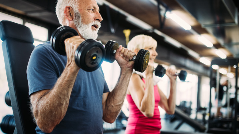 Two people lifting weights 