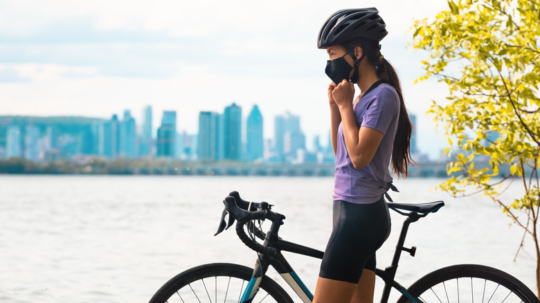 Woman cyclist wearing a mask