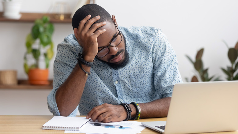 man struggling to work due to brain fog