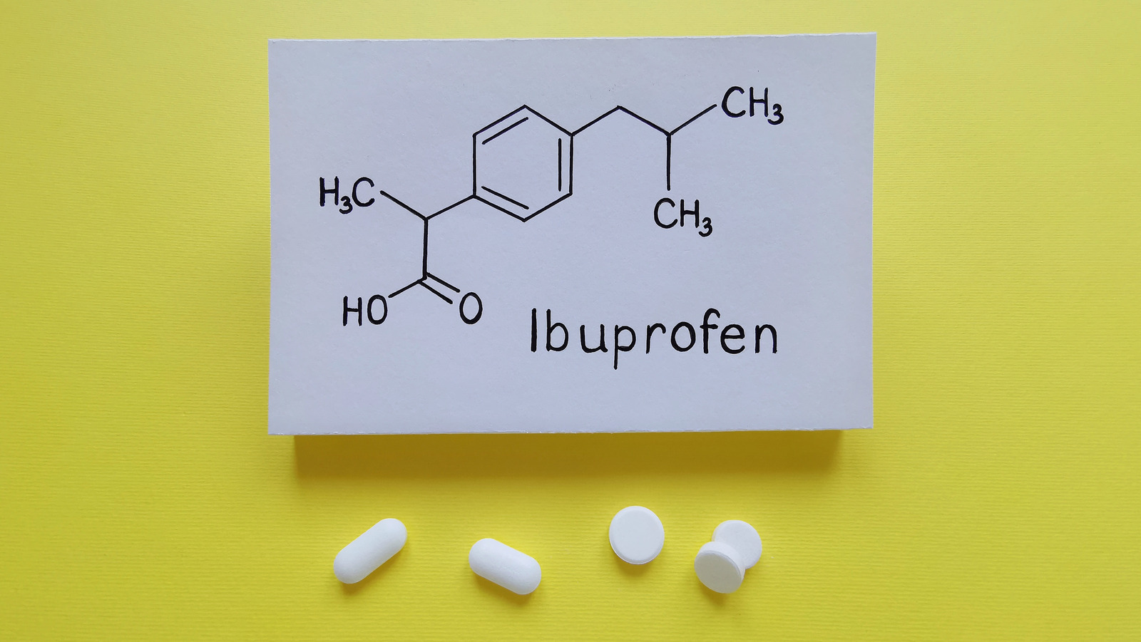 Ибупрофен или парацетамол. Ибупрофен формула химическая. Химическая формула ибупрофена. Ibuprofen формула. Ибупрофен структурная формула.