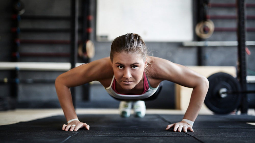 A muscular woman doing a push-up's