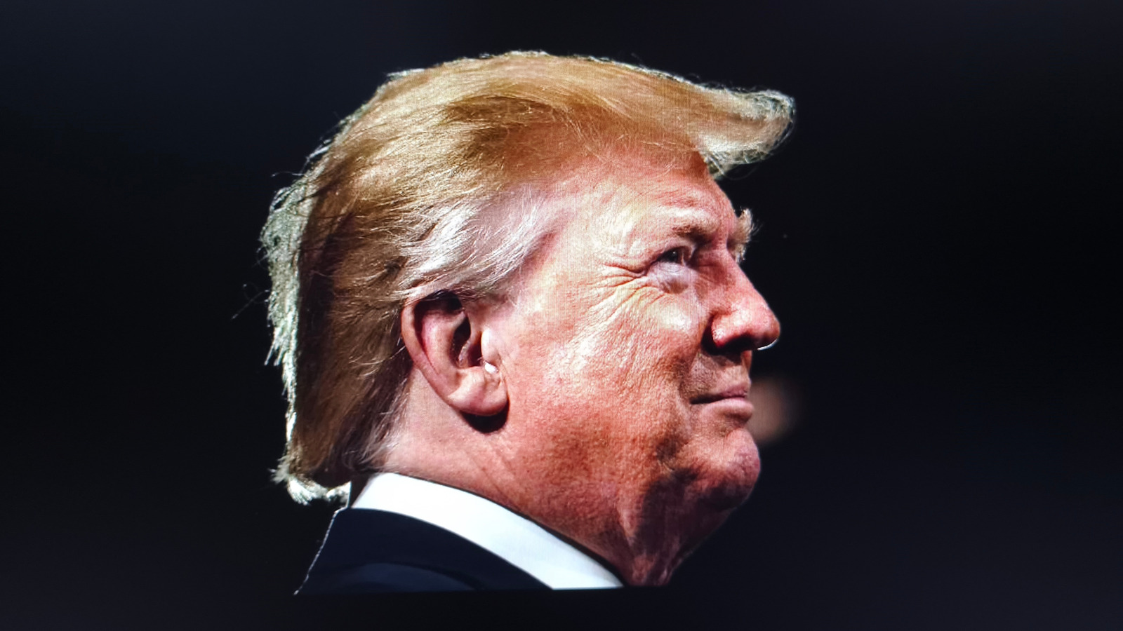<a href="https://www.healthdigest.com/2130326/donald-trump-hair-photos-familiar-story-men-his-age/" target="_blank">Donald Trump’s Hair In Photos Tell A Familiar Story For Men His Age</a>