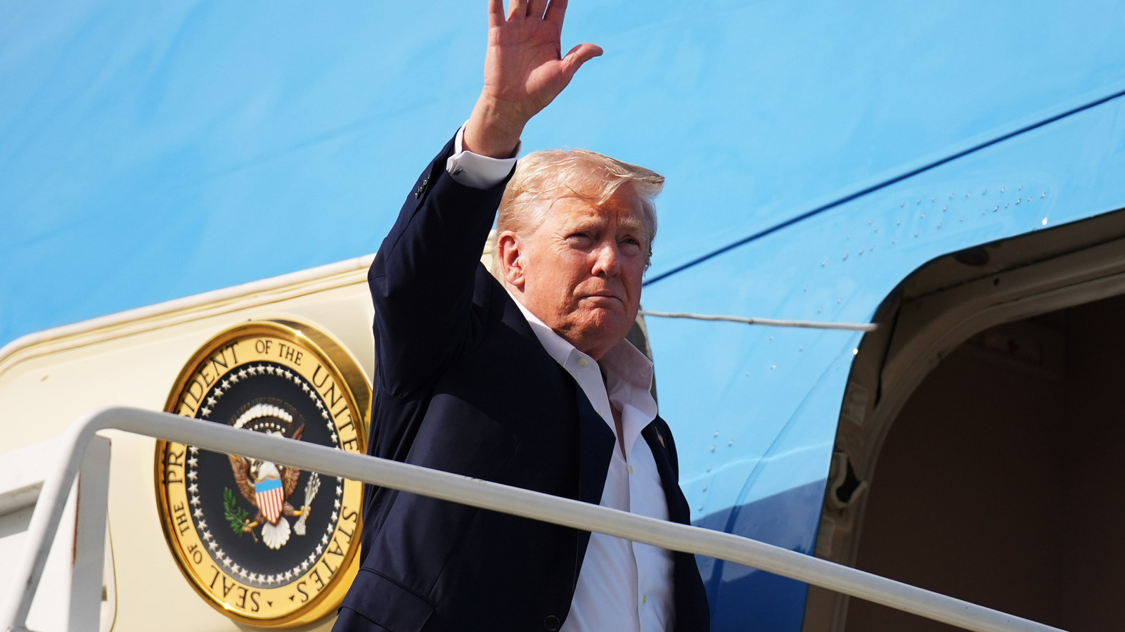 <a href="https://www.healthdigest.com/2051934/donald-trump-snacks-air-force-one-unhealthy-as-daily-diet/" target="_blank">Donald Trump’s Snacking Habits On Air Force One Are As Unhealthy As His Daily Diet</a>