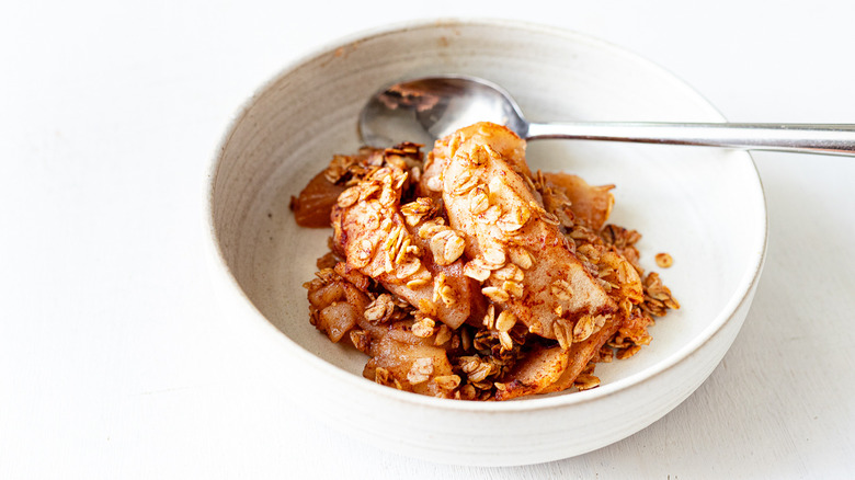 apple crisp in a bowl