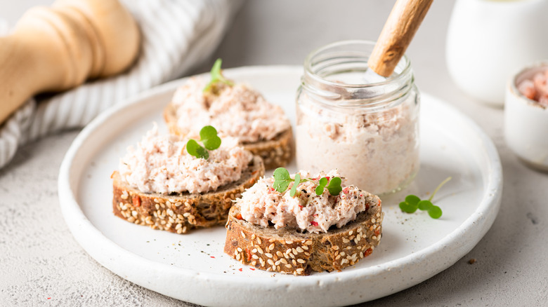 canned tuna on bread slices