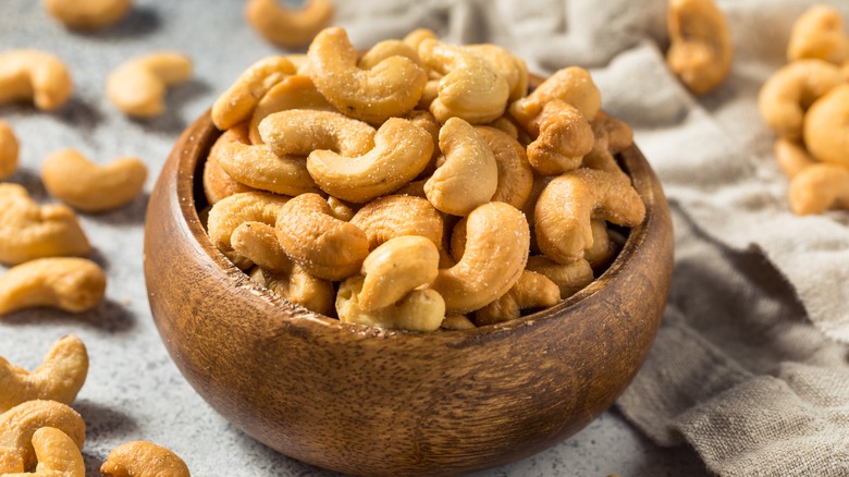 cashews in a bowl