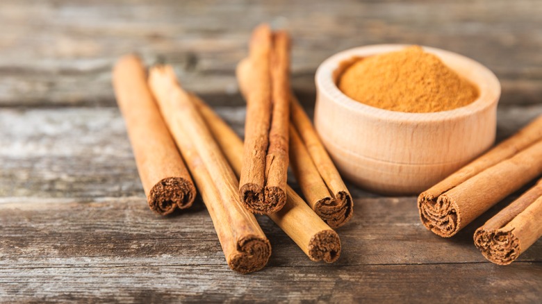 Cinnamon sticks and powder