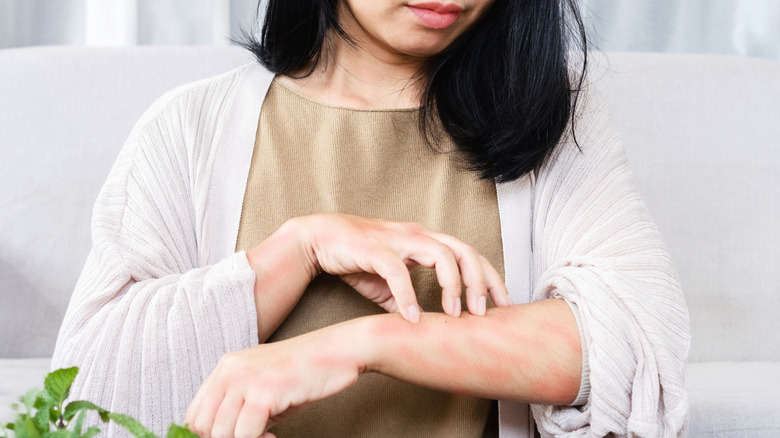 Woman holding garlic heads