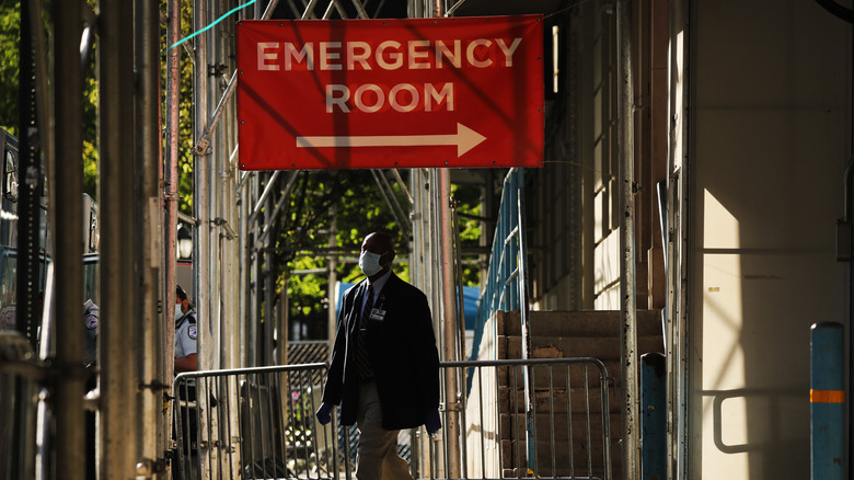 Sign directing people to the emergency room of an NYC hospital