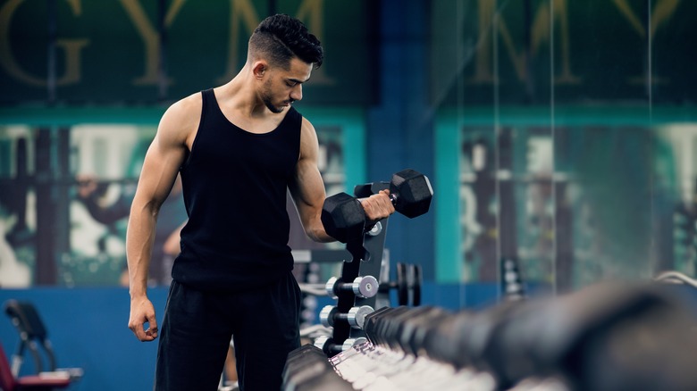 man doing hammer curl training