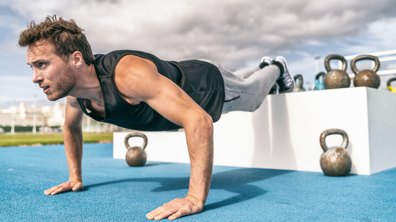 man doing decline pushup