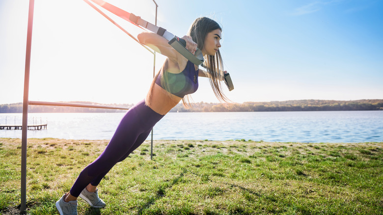 woman doing suspension trainer pushup
