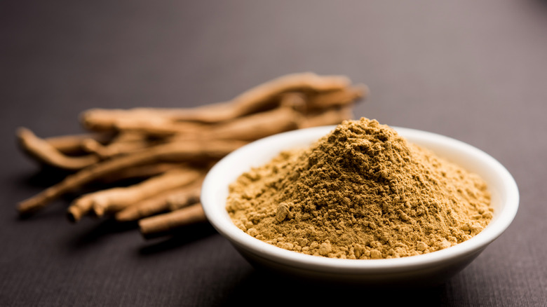 ashwagandha root and powder