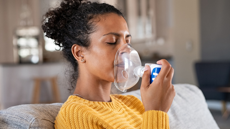 woman using mask nebulizer