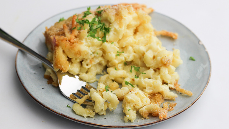mac and cheese on plate