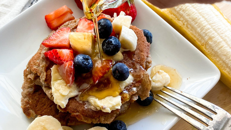 banana pancakes with syrup