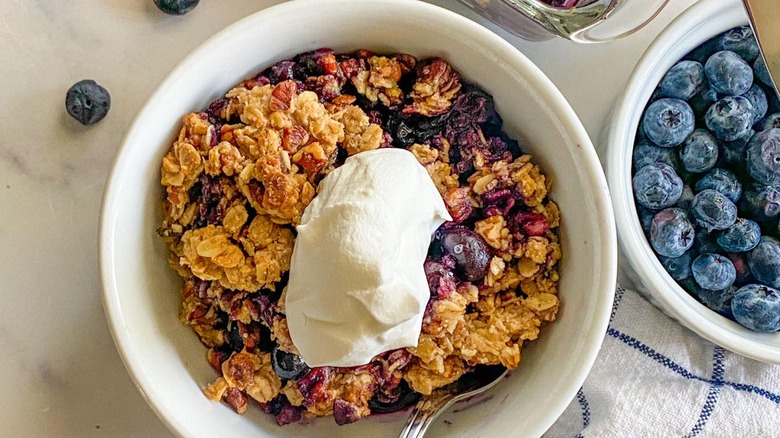 blueberry crumble with whipped cream