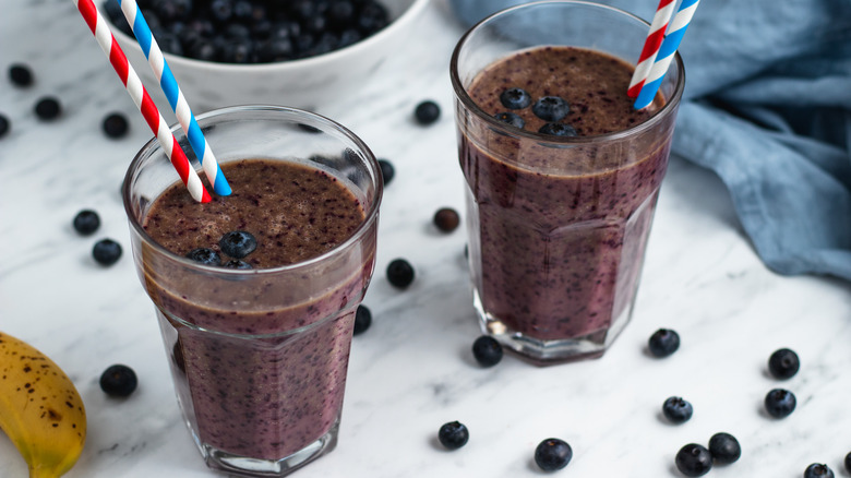 smoothie in glasses 