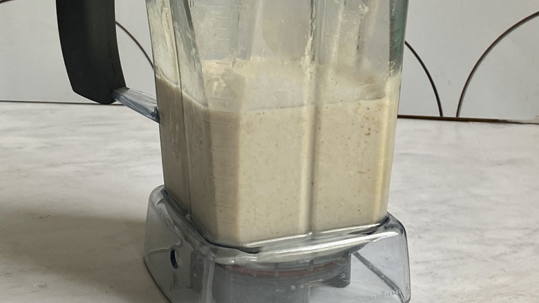 oat smoothie in blender