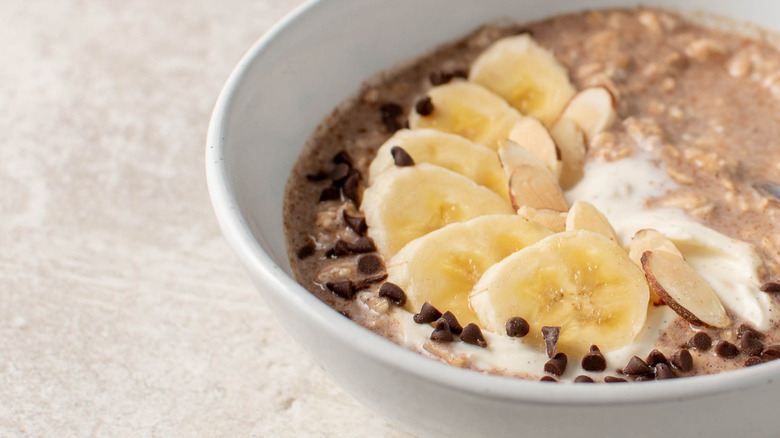 oatmeal with sliced bananas