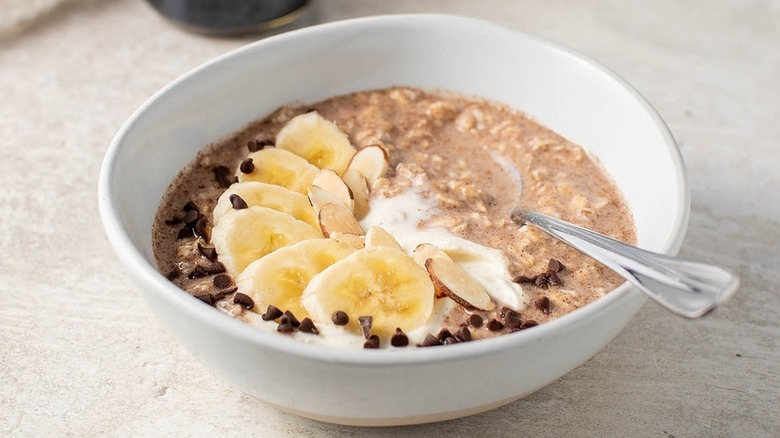 oatmeal with sliced bananas