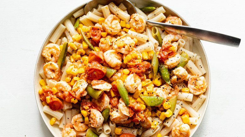 shrimp pasta in bowl